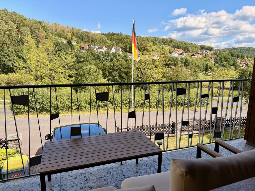 Balkon mit Blick über das Tal auf Jossa – Foto 1