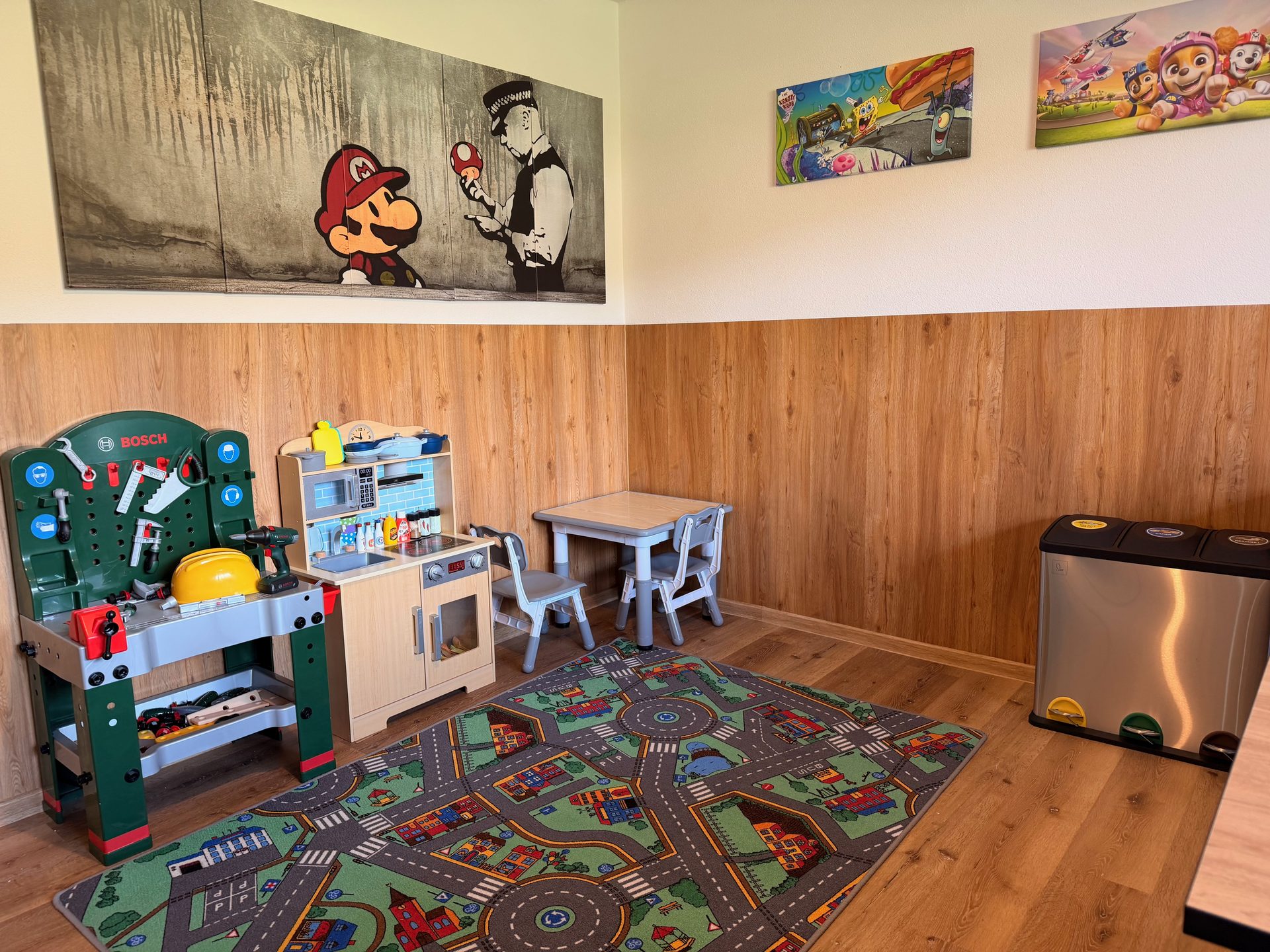 Kinderspielecke mit Werkbank und Spielküche