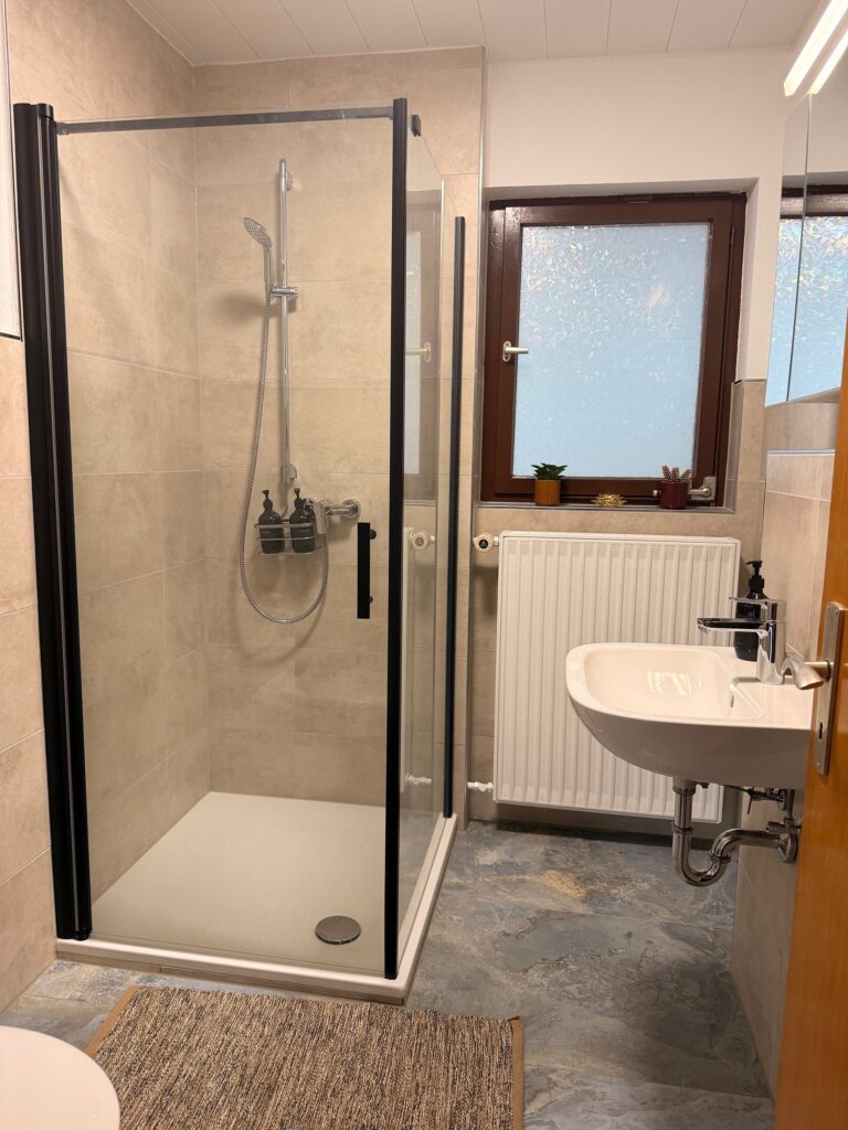 Zwei Bäder & Gäste-WC – Foto 2