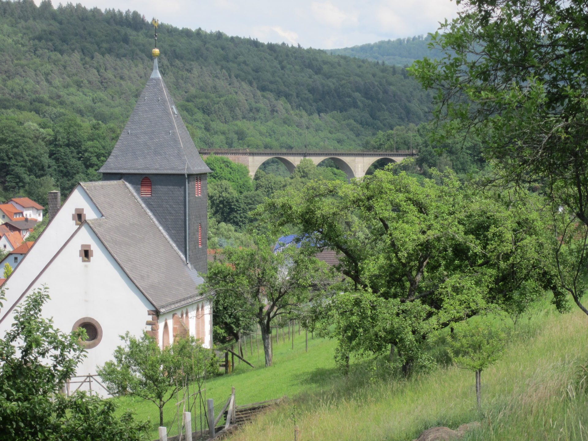 Jossa mit Kirche und Viadukt