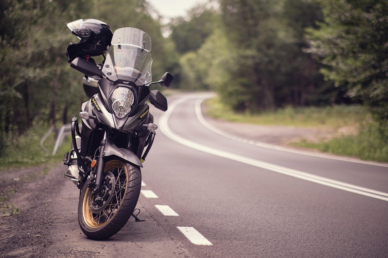 Motorrad auf einer Landstraße am Waldrand