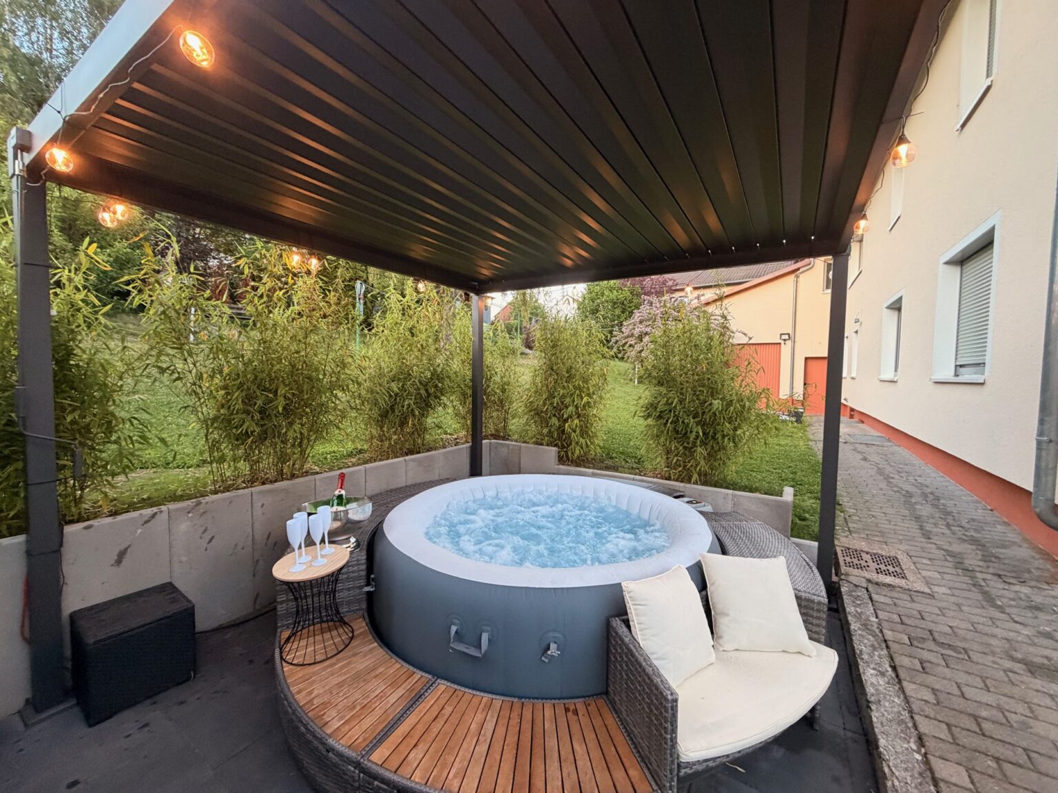 Ferienhaus Taufstein – Whirlpool unter der Pergola mit Lichterkette