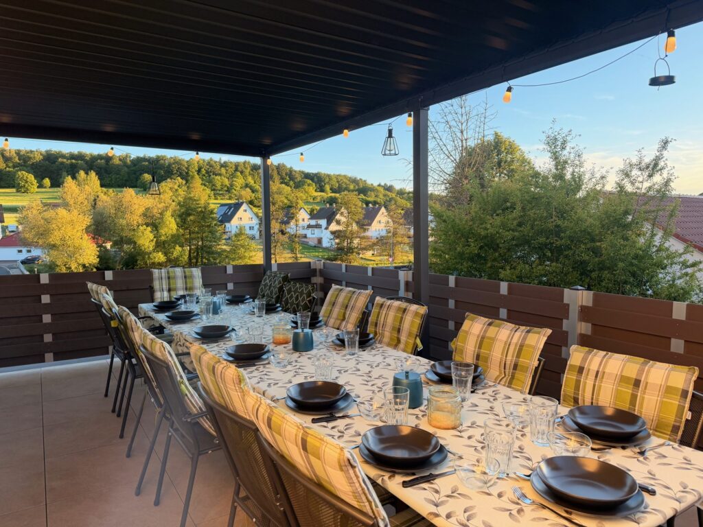 Ferienhaus Taufstein – lange Tafel mit Talblick